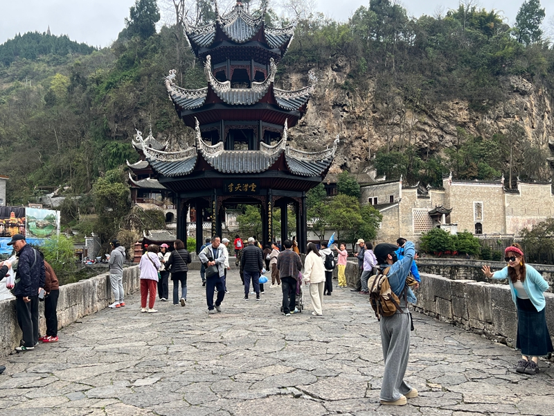 游客纷纷打卡留念。