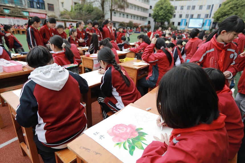 2026年3月31日，贵州省黔西市第一小学的学生在校园里赏牡丹，并进行现场书法、绘画、作文和讲故事比赛。