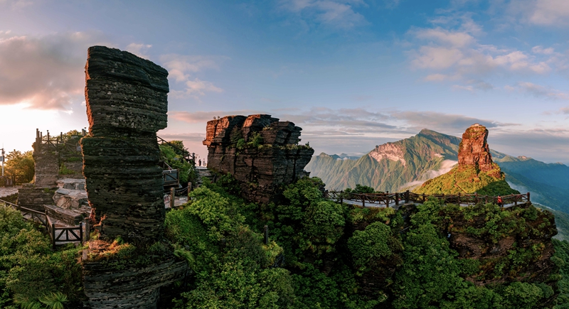 上春山 赏奇峰 贵州梵净山迎登山热潮。