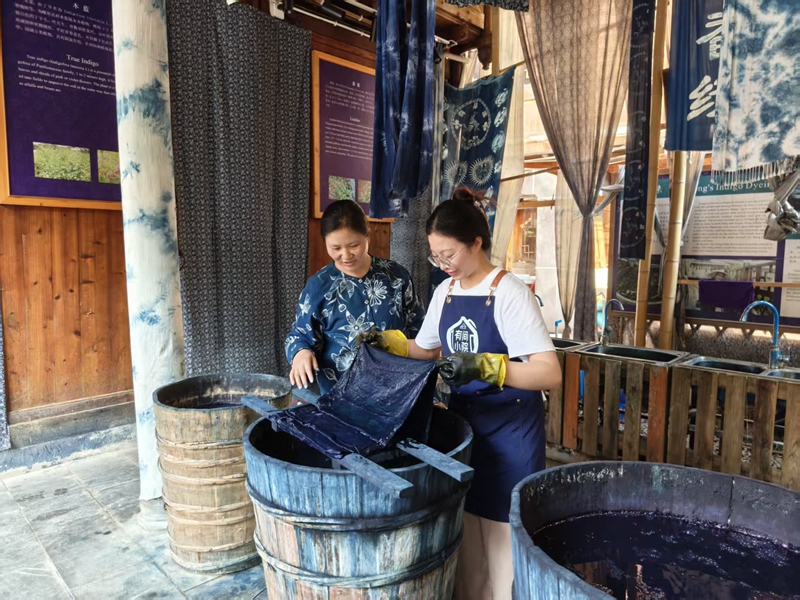 陆勇妹教学员染布.jpg