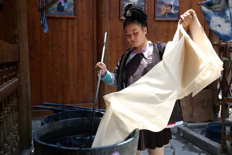 陆勇妹在染布.jpg