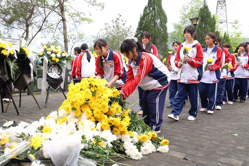 向革命烈士敬献花篮.jpg