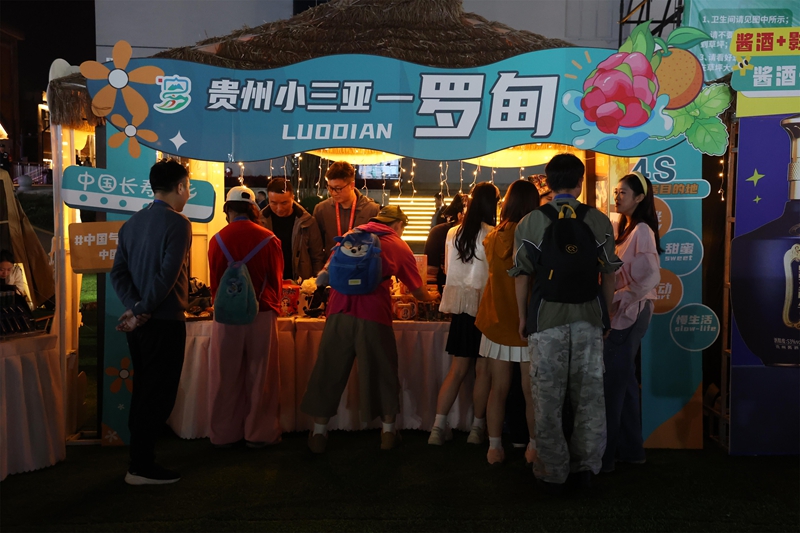 市民游客选购罗甸特色产品.JPG