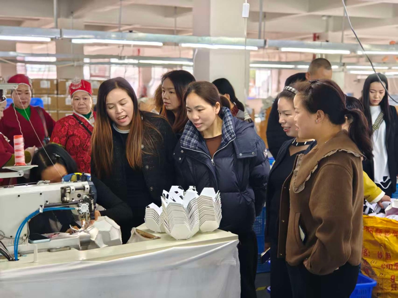 施秉縣各鄉鎮探崗人員在一公司生產崗位觀摩交流.jpg