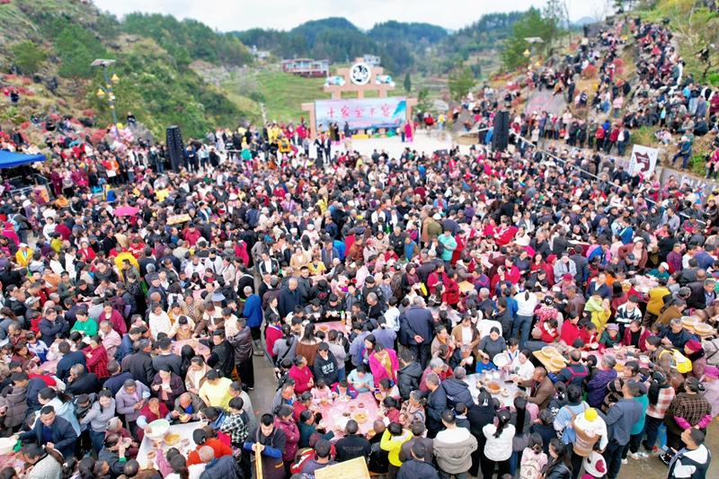 游客在沿河·黑水“桃李欢喜园”吃“全羊宴”田洪兵摄.jpg