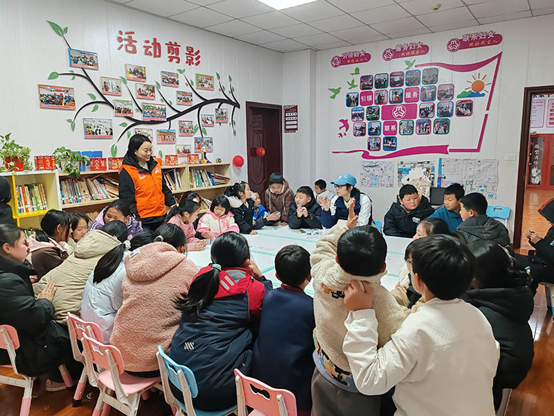 2025.2.22长征社区儿童之家组织社区儿童开展有趣的“走进科学实验小课堂”主题活动。
