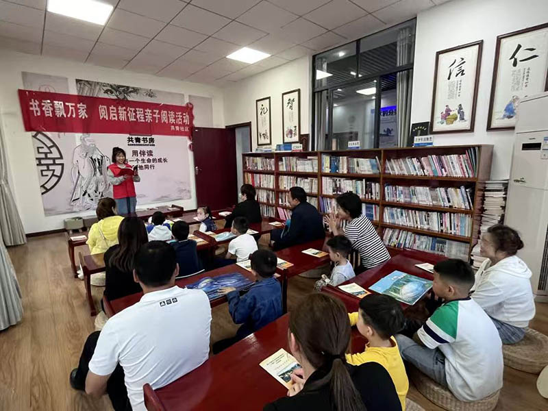 2025年7月1日  共青社区居委会开展小桔灯伴读“书香飘万家 阅启新征程”亲子阅读活动。黄贵群摄