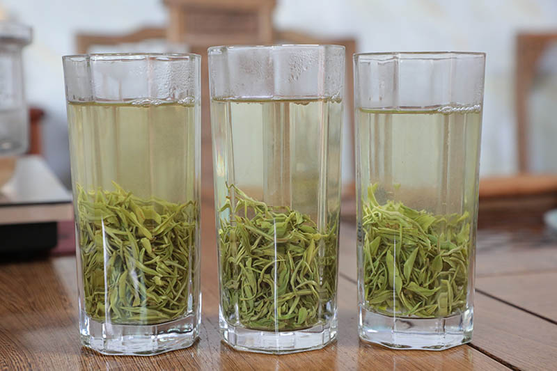 图为石阡县一茶企炒制好的明前茶。杨文美摄