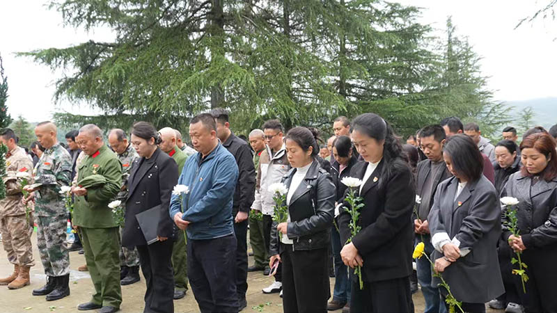 贵定县“追寻·2026·清明祭英烈”主题活动现场。