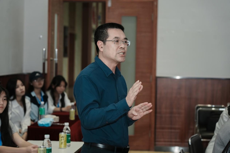 2 图为安顺院校师生代表团走访企业交流现场。
