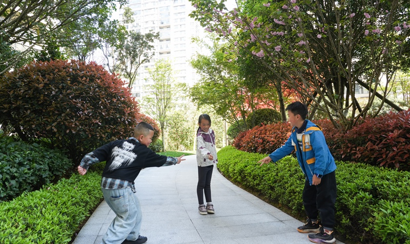 2026年4月3日，贵州省毕节市纳雍县利园街道和瑞社区江山府小区公园里，小朋友们在玩游戏。 杨英 摄