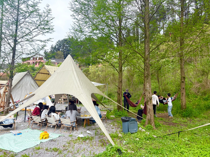 2、游客们围坐闲谈、烧烤娱乐，沉浸式感受田园慢生活的惬意 。.jpg