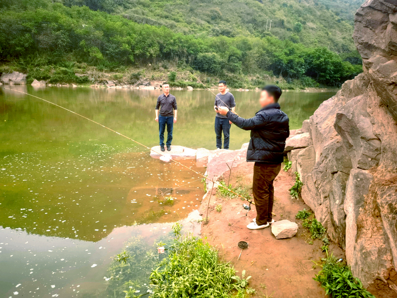 现场对违规垂钓行为进行制止。税会静摄