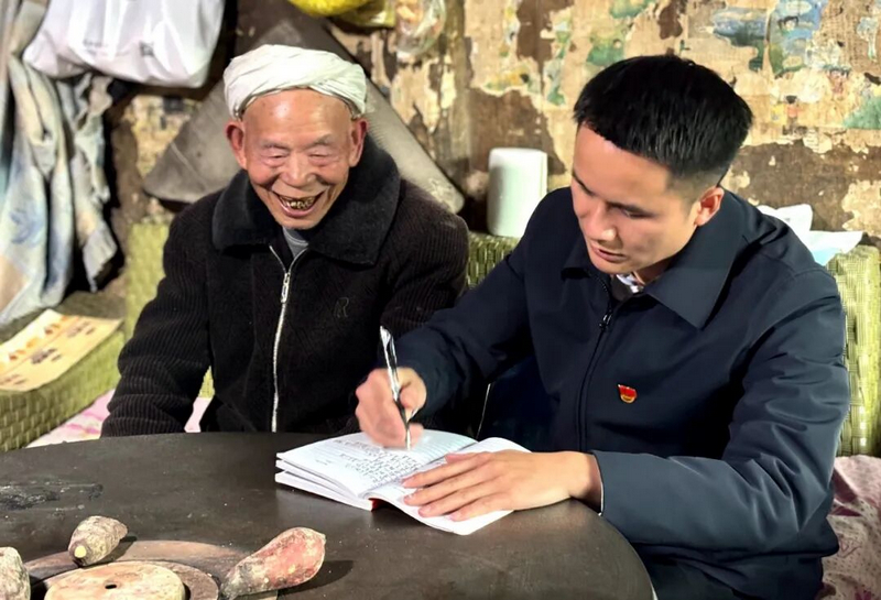 岑如兴细心询问周明贵家的生产、生活情况。习水县融媒体中心供图