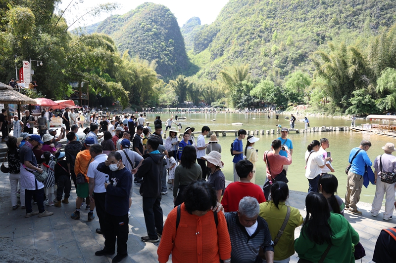游人如织的大小井.jpg