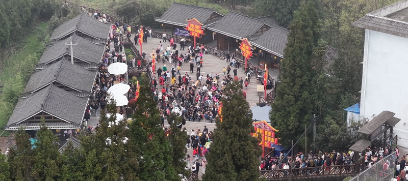 2026年4月5日游客在普底景區錦秀集市品嘗當地的特色美食.jpg