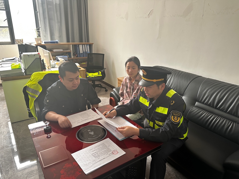 1 图为清明节前对大队管辖经营单位开展安全生产监督检查 。