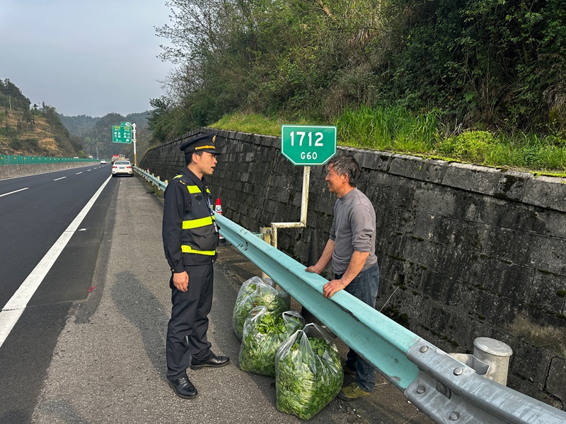 2 图为清明期间在关键路段值守成功劝阻欲违法进入高速公路行人。
