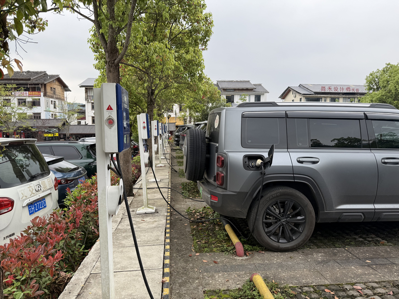 荔波小七孔新能源电车充电停车区。韦敏摄