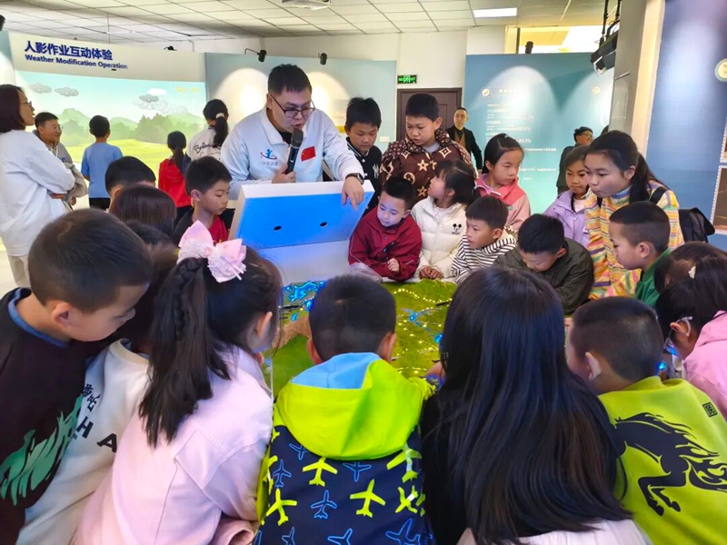 春假期间，40余名中小学生走进清镇市气象局的气象科普研学实践基地，“零距离”探索气象奥秘。刘梦 摄.jpg
