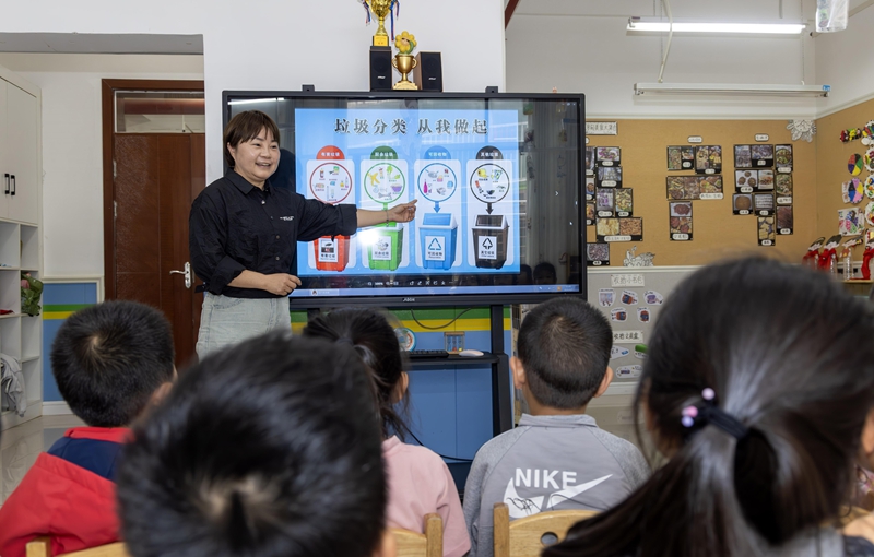 4月7日，贵州省黔南布依族苗族自治州罗甸县第一幼儿园老师教孩子们如何进行垃圾分类。