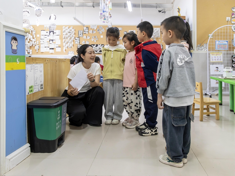 4月7日，贵州省黔南布依族苗族自治州罗甸县第一幼儿园老师教孩子们如何进行垃圾分类。