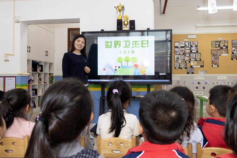 4月7日，在贵州省黔南布依族苗族自治州罗甸县第一幼儿园，老师为小朋友讲解世界卫生日相关知识。