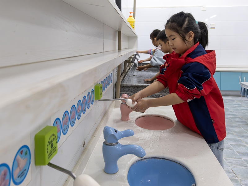 4月7日，在贵州省黔南布依族苗族自治州罗甸县第一幼儿园，小朋友用“七步洗手法”洗手。