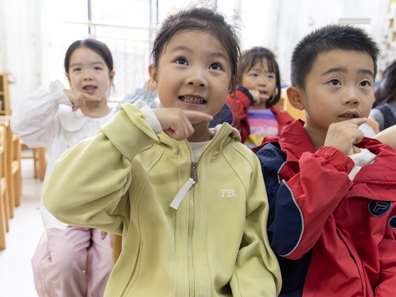4月7日，在贵州省黔南布依族苗族自治州罗甸县第一幼儿园，小朋友在老师的指导下学习正确的刷牙方法。