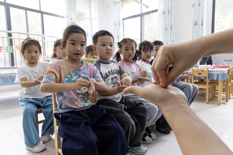 4月7日，在贵州省黔南布依族苗族自治州罗甸县第一幼儿园，小朋友在老师的指导下学习“七步洗手法”。