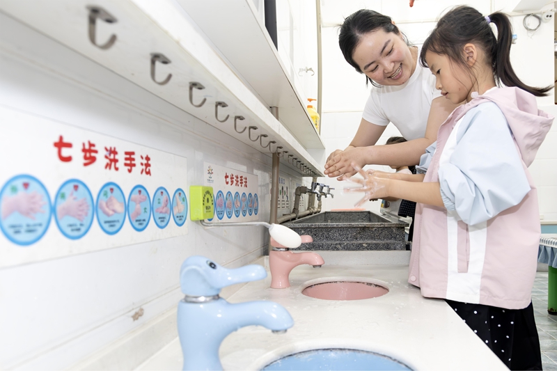 4月7日，在贵州省黔南布依族苗族自治州罗甸县第一幼儿园，小朋友在老师的指导下学习“七步洗手法”。