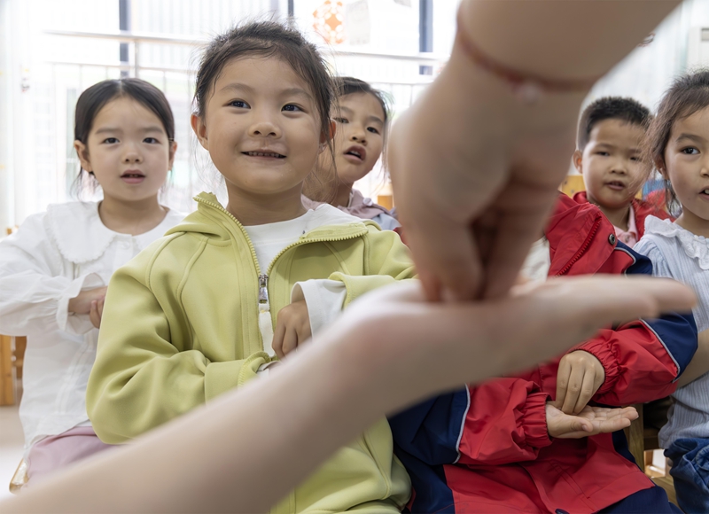 4月7日，在贵州省黔南布依族苗族自治州罗甸县第一幼儿园，小朋友在老师的指导下学习“七步洗手法”。