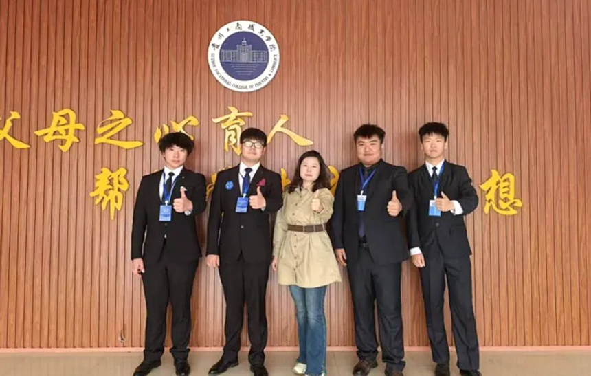 与团队及徐琳主任合照。