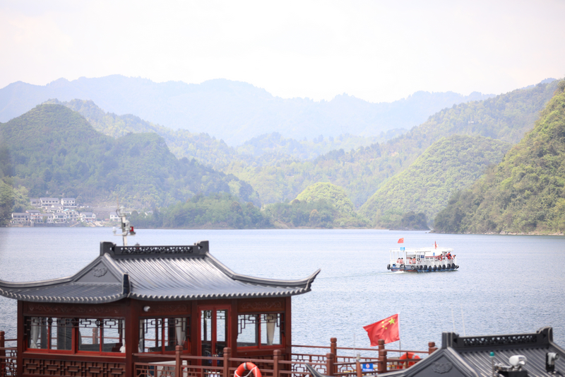 游客在百花湖风景名胜区泛舟，饱览湖光山色。