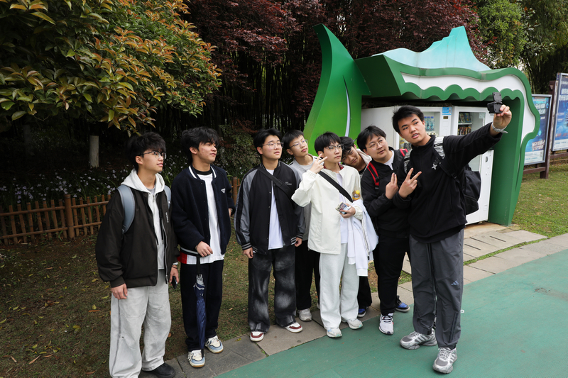 游客在观山湖公园打卡。