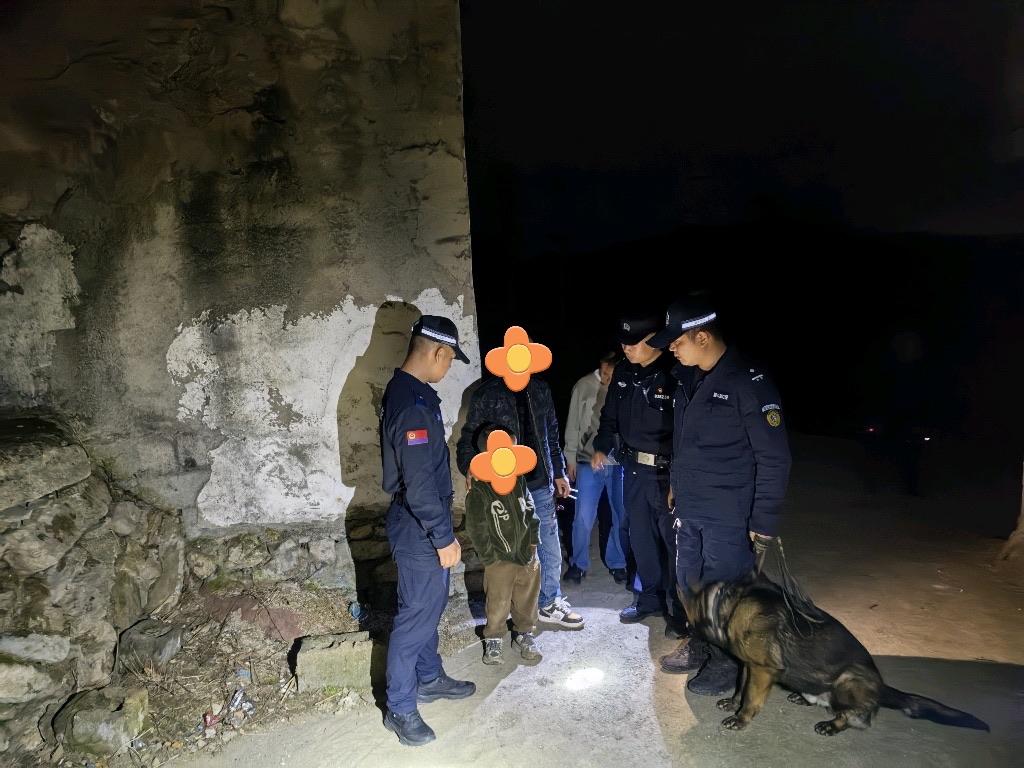 民警正在寻问男童。叶梦诗摄