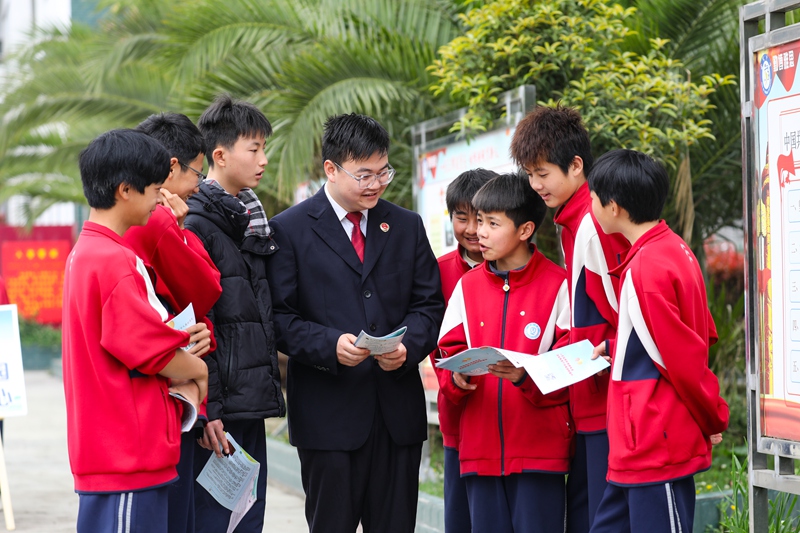 2026年4月7日，黔西市检察院牵头组建的“水西护未队”携手金碧镇政府，走进金碧中学开展普法宣传活动。图为检察干警为学生们讲解未成年人保护法等法律法规。