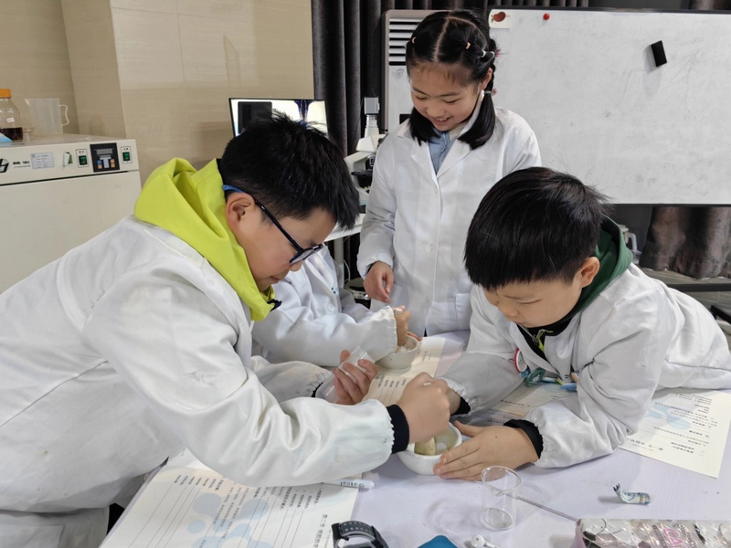 孩子们在亲手操作中感受科研乐趣。