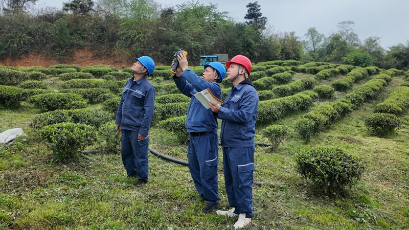 工作人员正在基地仔细检查线路。 王方 摄.jpg