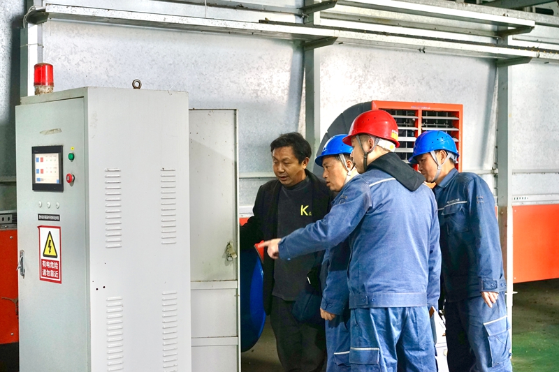 工作人员正在仔细检查厂区配电箱及线路。 王方 摄.jpg