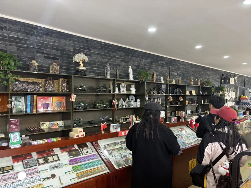 4月1日,游客在息烽集中營革命歷史紀念館文創品展銷區駐足選購。