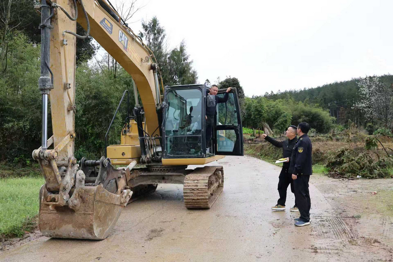 筑牢道路安全防线。