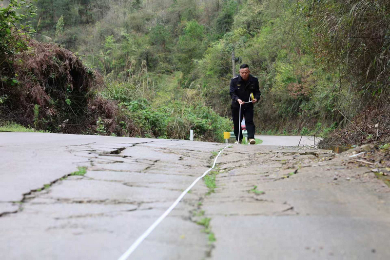 筑牢道路安全防线。
