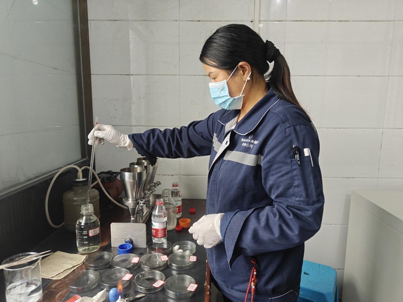 水厂工作人员正在对水质进行检测.jpg