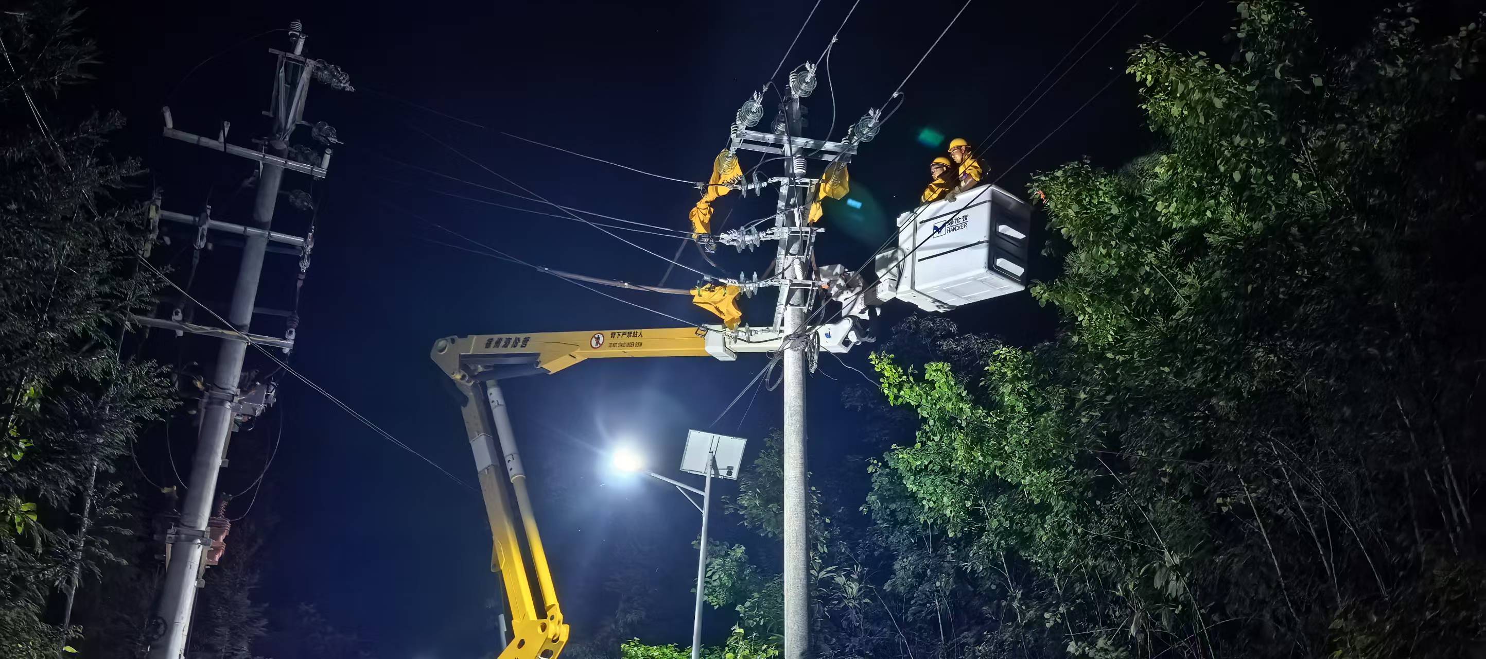 10千伏龙石线夜间作业现场。