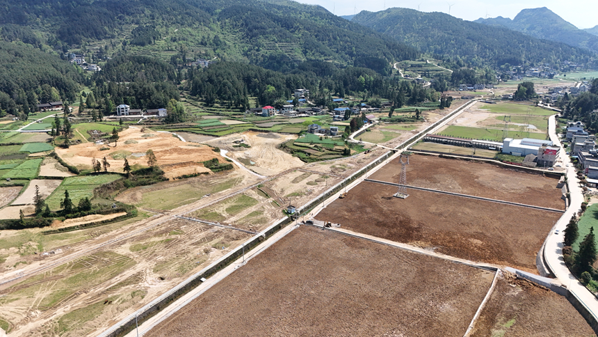 10萬畝高標農田建設加速跑 不誤農時保春耕。
