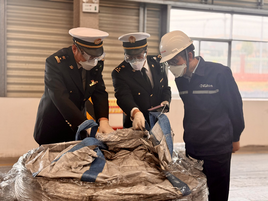 全国首票再生黑粉“口岸属地一体化”进口落地贵州铜仁。