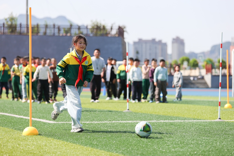 4月9日，學生在貴州省丹寨縣第三小學足球場上開展足球訓練。