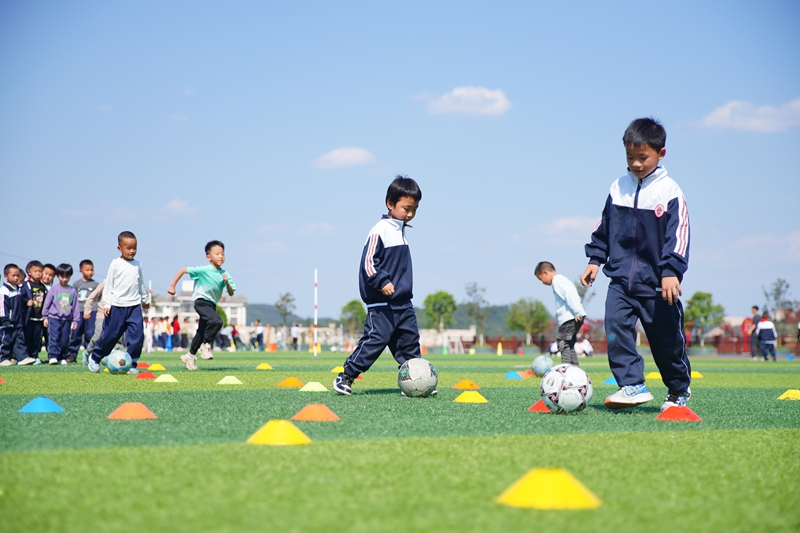 4月9日，學生在貴州省丹寨縣第三小學足球場上開展足球訓練。