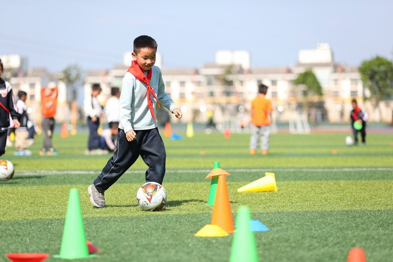 4月9日，學生在貴州省丹寨縣第三小學足球場上開展足球訓練。